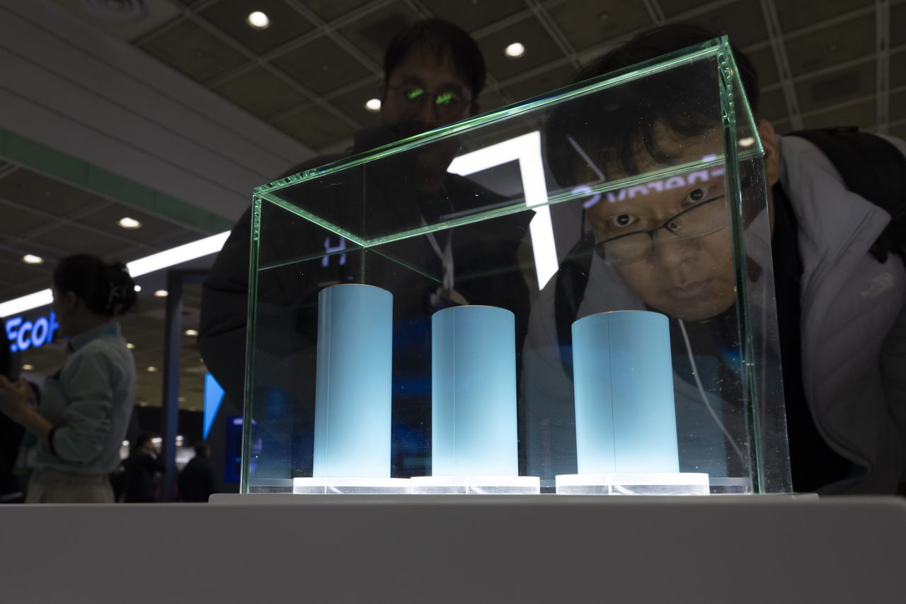 5일 서울 강남구 코엑스에서 열린 인터배터리 2025의 LG에너지솔루션 부스에 46시리즈 배터리가 전시돼 있다. [연합]
