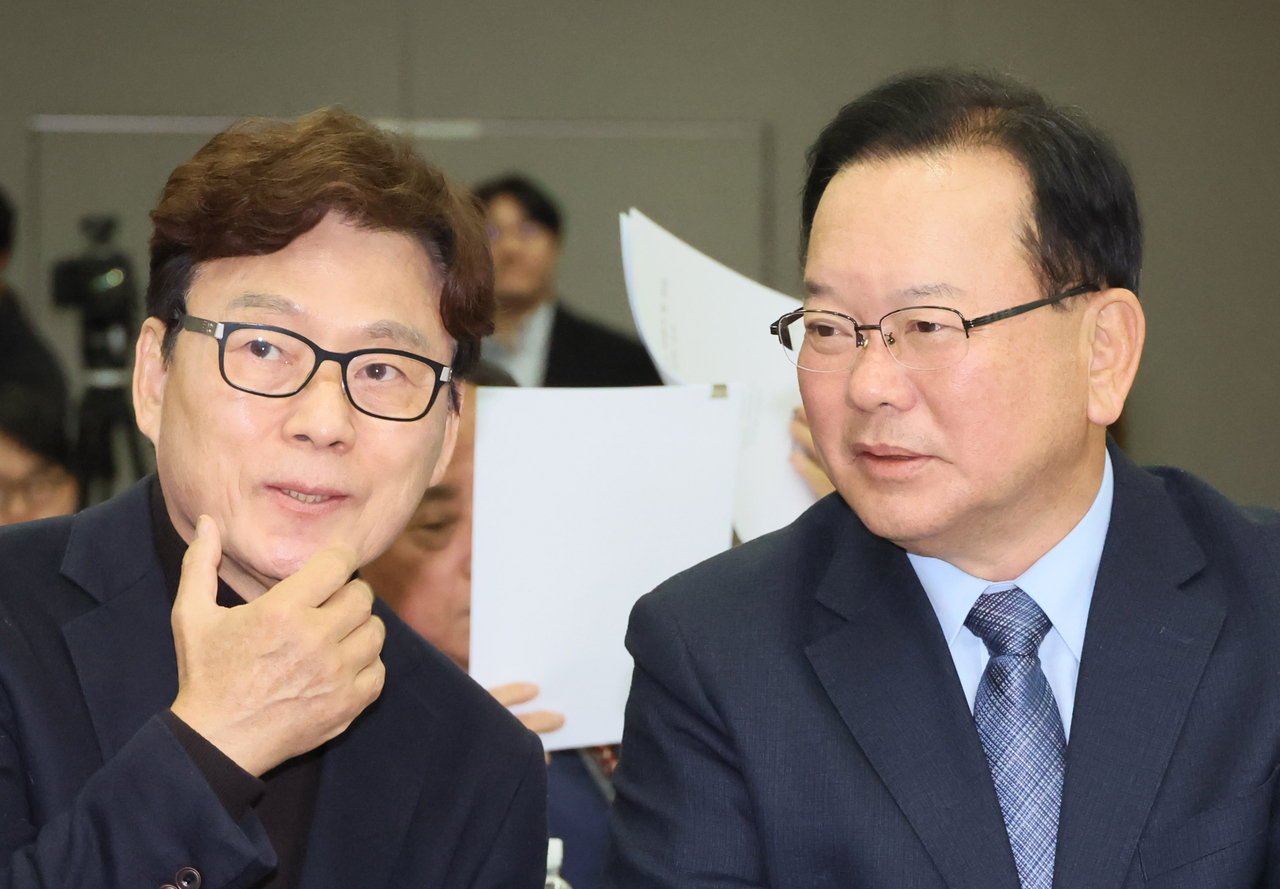 서울 마포구 김대중도서관에서 열린 일곱번째나라LAB·포럼 사의재 공동 심포지엄에 참석한 박광온 일곱번째나라LAB 대표(왼쪽).[연합]
