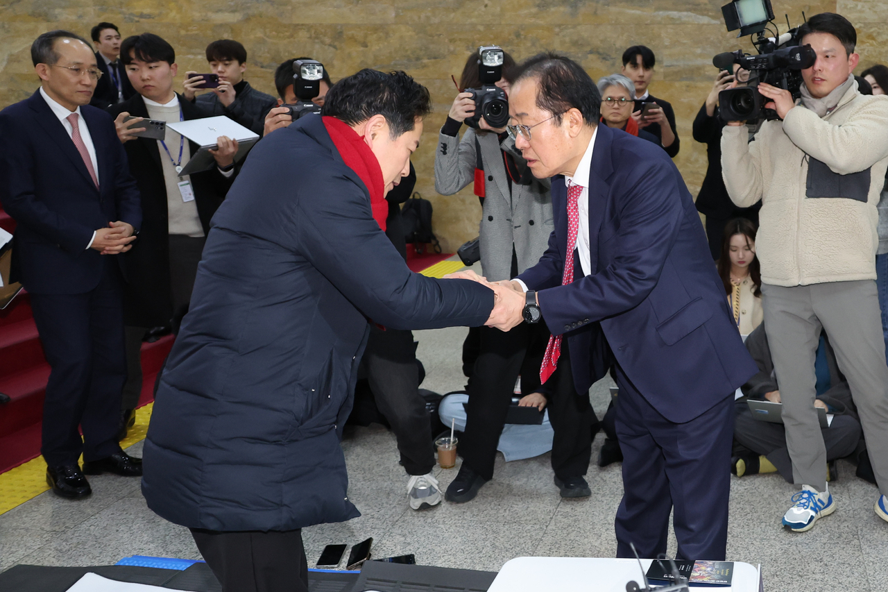 홍준표 대구시장이 5일 서울 여의도 국회를 방문해 마은혁 헌법재판관 임명에 반대하며 무기한 단식농성을 벌이고 있는 박수영 국민의힘 의원을 격려하고 있다. [연합]
