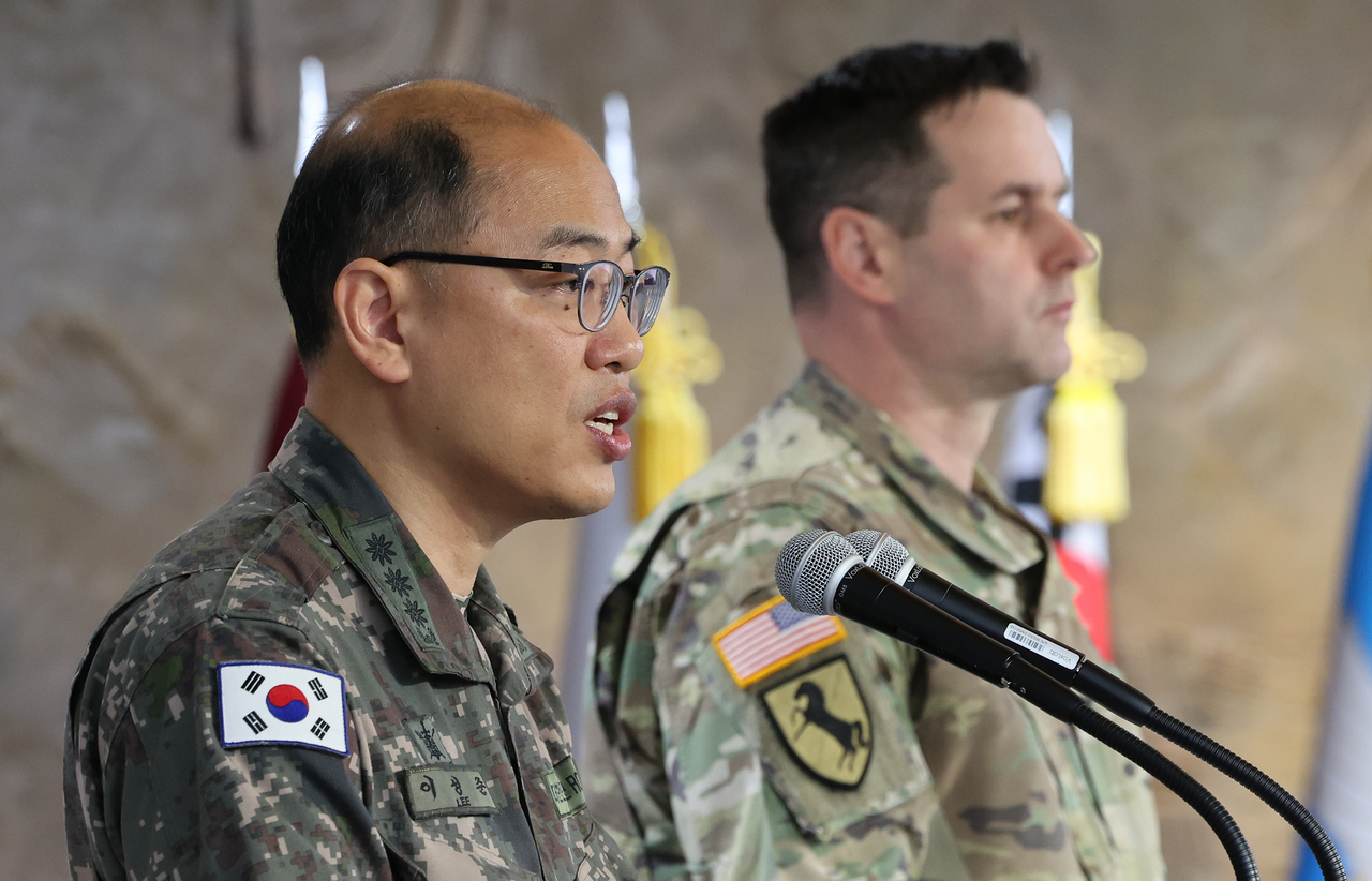 북한 조선중앙통신은 7일 올해 한미연합연습 자유의 방패 (FS)를 앞두고 강하게 반발하는 내용의 논평을 발표했다.  사진은 전날 이성준 합동참모본부 공보실장과 라이언 도널드 한미연합사 공보실장이 올해 FS 연습 계획을 발표하고 있다. [연합]