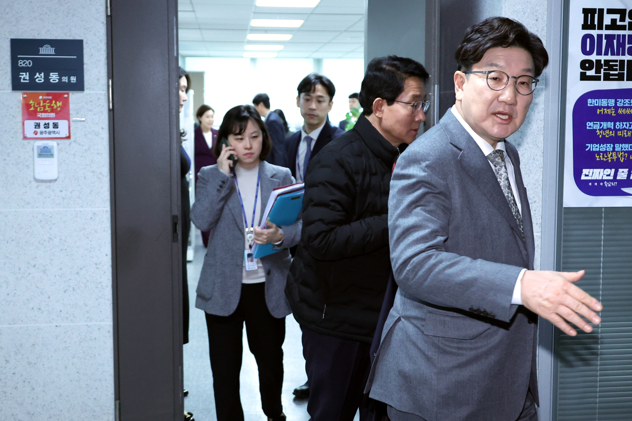 권성동 국민의힘 원내대표와 김상훈 정책위의장이 6일 서울 여의도 국회 의원회관에서 이주호 사회부총리 겸 교육부 장관과 2026학년도 의대 정원 문제를 논의하기 위한 긴급 비공개 회의를 한 뒤 나오고 있다. [연합]
