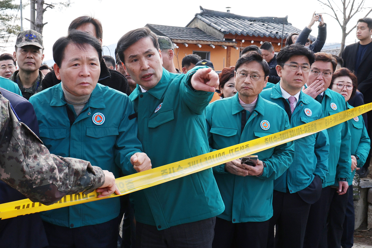Rep. Sung Il-jong (first from left), chair of the National Defense Committee at the National Assembly, and acting Defense Minister Kim Sun-ho (on Sung's left) inspect the incident site along with government officials in Pocheon, Gyeonggi Province, Thursday. (Yonhap)