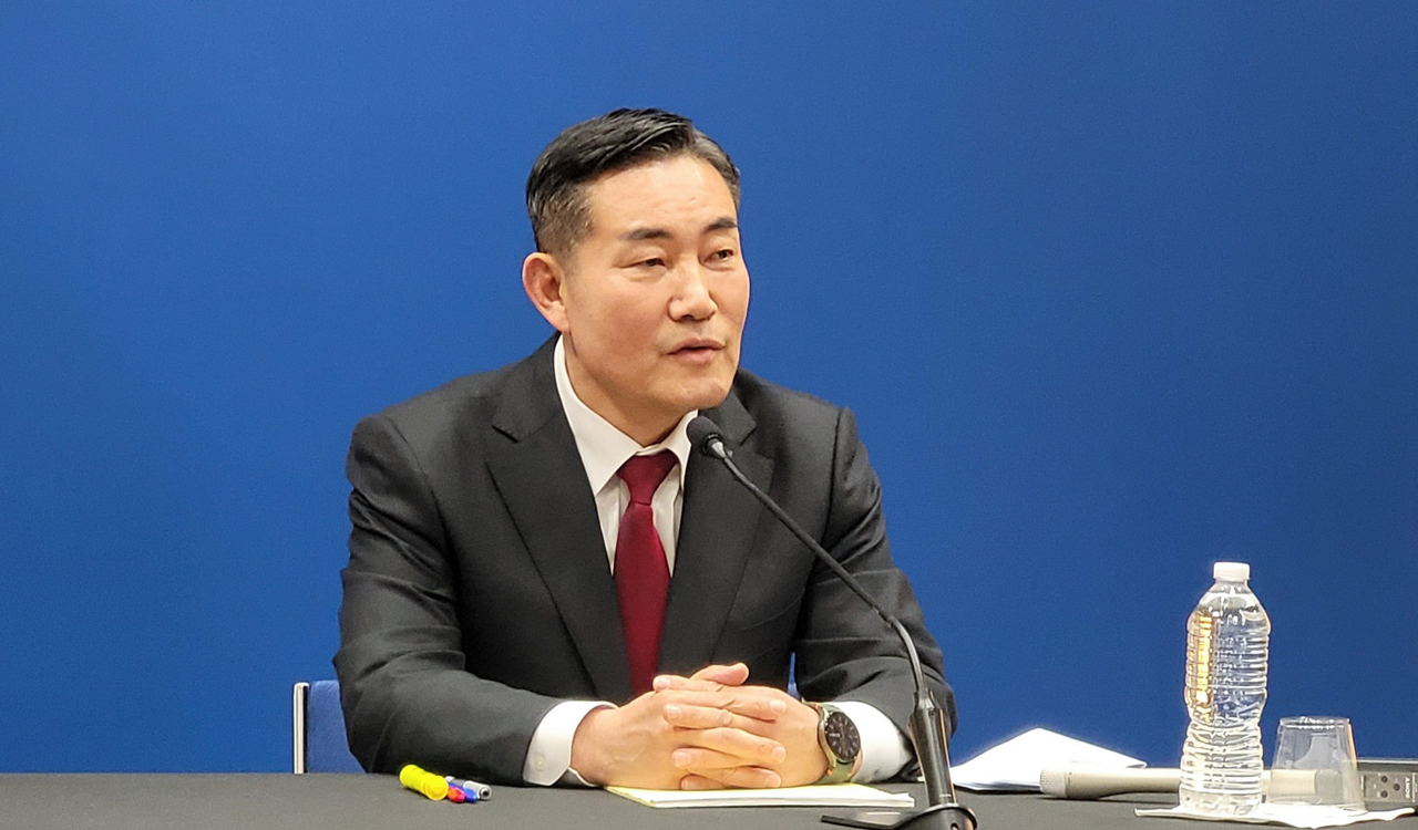 South Korea's National Security Adviser Shin Won-sik holds a press conference with South Korean correspondents in Washington on Thursday. (Yonhap)