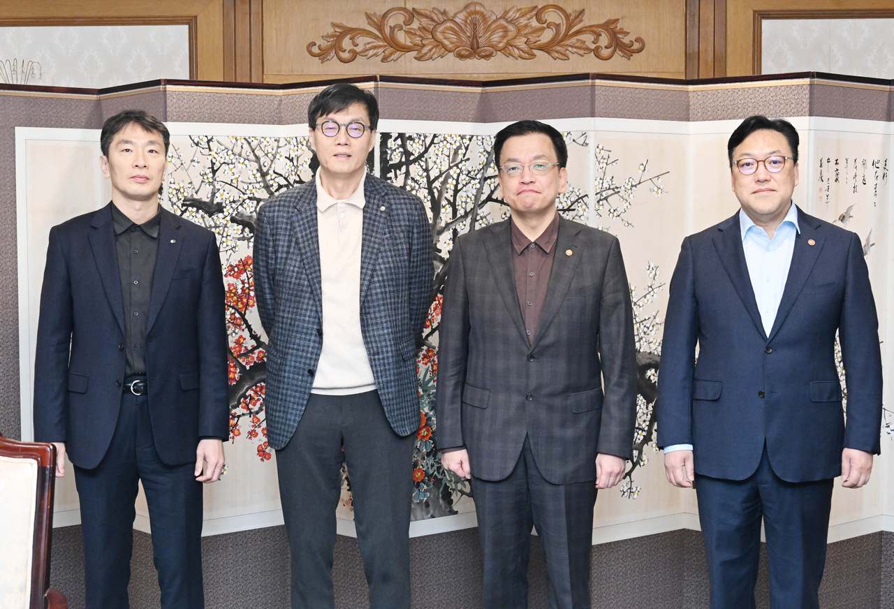 Acting President Choi Sang-mok poses for a photo ahead of a meeting on macroeconomic and financial issues, along with BOK Gov. Rhee Chang-yong, Financial Supervisory Service chief Lee Bok-hyun and Financial Services Commission chief Kim Byoung-hwan, in Seoul on on Friday. (Finance Ministry)