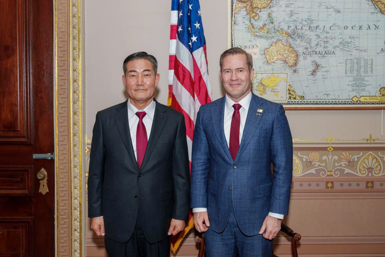 South Korea's National Security Adviser Shin Won-shik (left) and White House National Security Adviser Michael Waltz pose for a photo during their meeting in Washington on Thursday. (Presidential office)