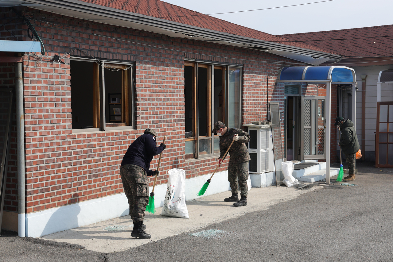 7일 경기도 포천시 이동면 노곡리 공군 전투기 오폭 사고 현장에서 군 장병이 피해 민가 청소 작업을 돕고 있다. [연합]