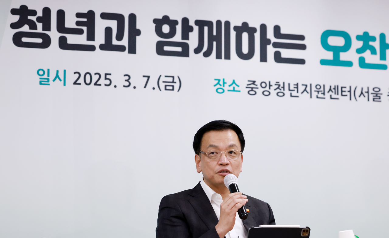 최상목 대통령 권한대행 부총리 겸 기획재정부 장관이 7일 서울 종로구 재단법인 청년재단 중앙청년지원센터에서 열린 ‘청년과 함께하는 오찬간담회’에서 발언하고 있다.［연합］