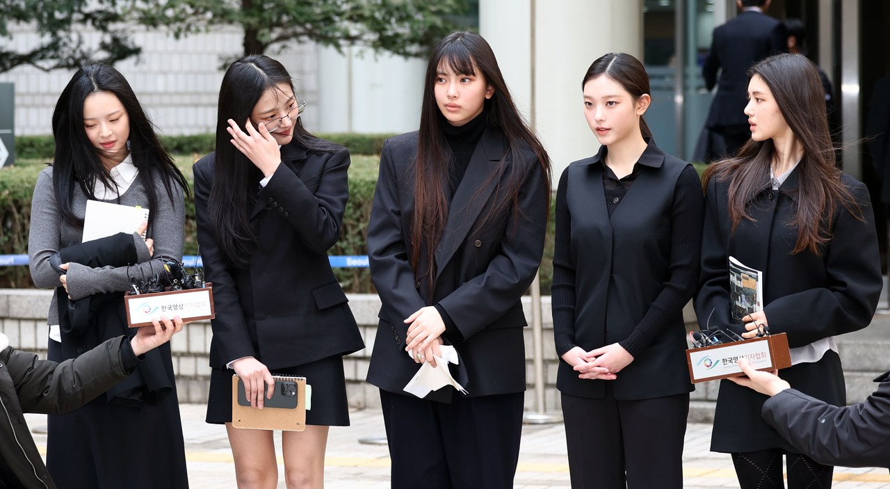 걸그룹 뉴진스(NJZ)가 7일 서울 서초구 서울중앙지방법원에서 열린 ‘기획사 지위보전 및 광고계약 체결 등 금지’ 가처분 신청의 심문기일을 마친 뒤 법원 청사를 나서며 취재진 질문에 답하고 있다.     왼쪽부터 하니, 민지, 혜인, 해린, 다니엘. [연합]