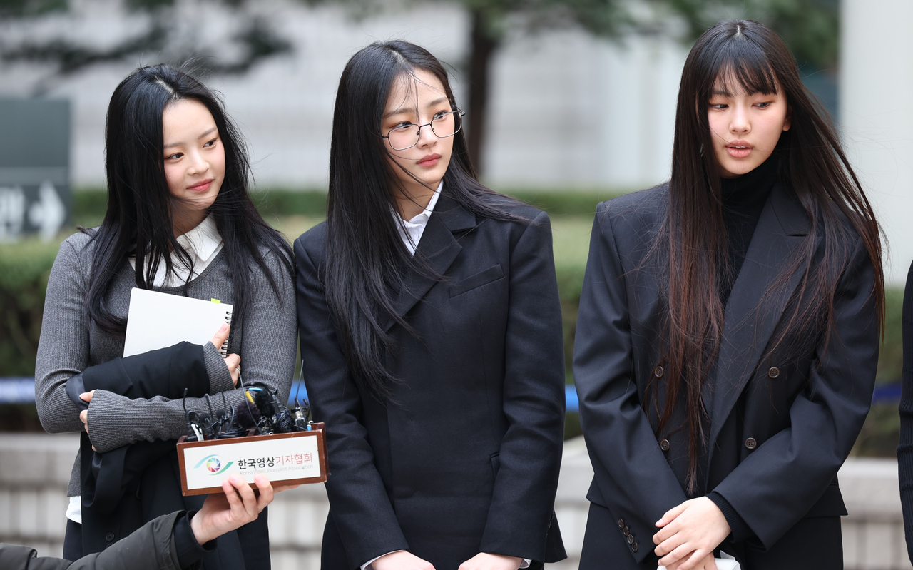 걸그룹 뉴진스(NJZ)의 하니(왼쪽부터), 민지, 혜인이 7일 서울 서초구 서울중앙지방법원에서 열린 ‘기획사 지위보전 및 광고계약 체결 등 금지’ 가처분 신청의 심문기일을 마친 뒤 법원 청사를 나서며 취재진 질문에 답하고 있다. [연합]