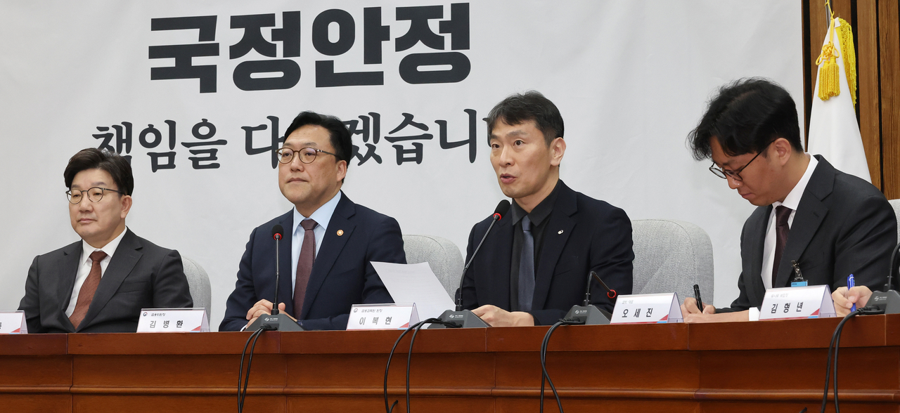 이복현 금융감독원장이 7일 서울 여의도 국회에서 열린 ‘가상자산시장의 건전한 발전을 위한 정책과제’ 민당정 간담회에서 발언하고 있다. 왼쪽부터 국민의힘 권성동 원내대표, 김병환 금융위원장, 이복현 금융감독원장, 오세진 코빗 대표. [연합]