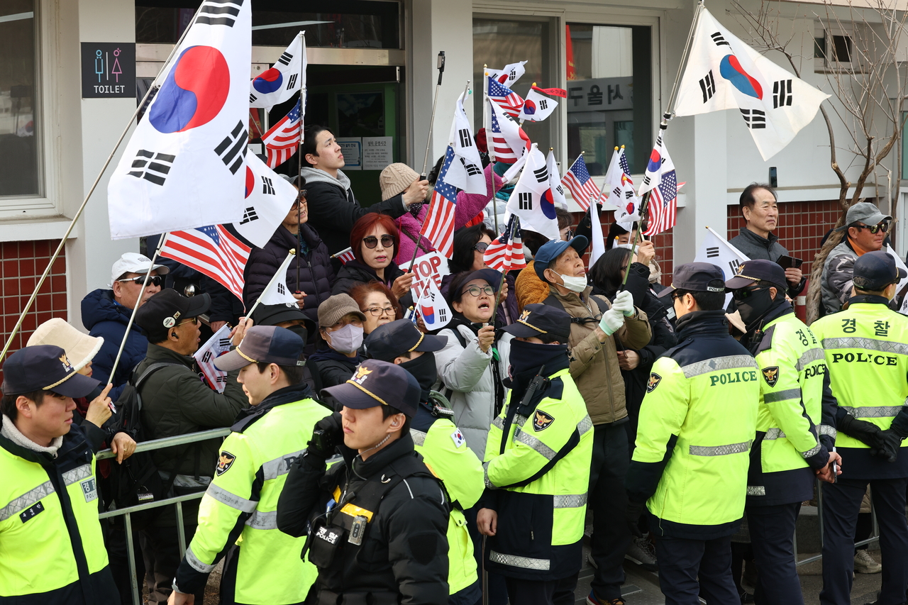 비상계엄 사태와 관련해 ‘내란 우두머리’ 혐의로 구속기소 된 윤석열 대통령이 구금 51일 만에 석방된 7일 경기도 의왕시 서울구치소 앞에서 지지자들이 구호를 외치고 있다. [연합]