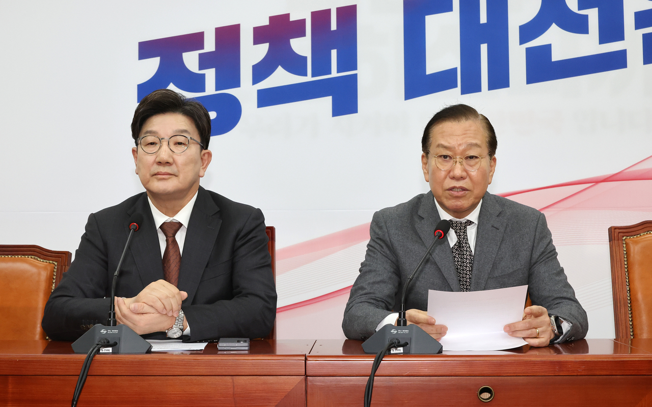 법원이 윤석열 대통령의 구속 취소 청구를 인용한 7일 국민의힘 권영세 비상대책위원장(오른쪽)과 권성동 원내대표가 서울 여의도 국회에서 긴급 기자회견을 하고 있다. [연합]