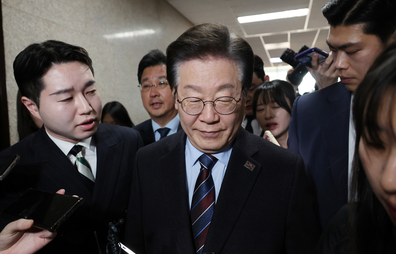 이재명(가운데) 더불어민주당 대표가 7일 서울 여의도 국회에서 열린 긴급 의원총회에 참석하고 있다. [연합]