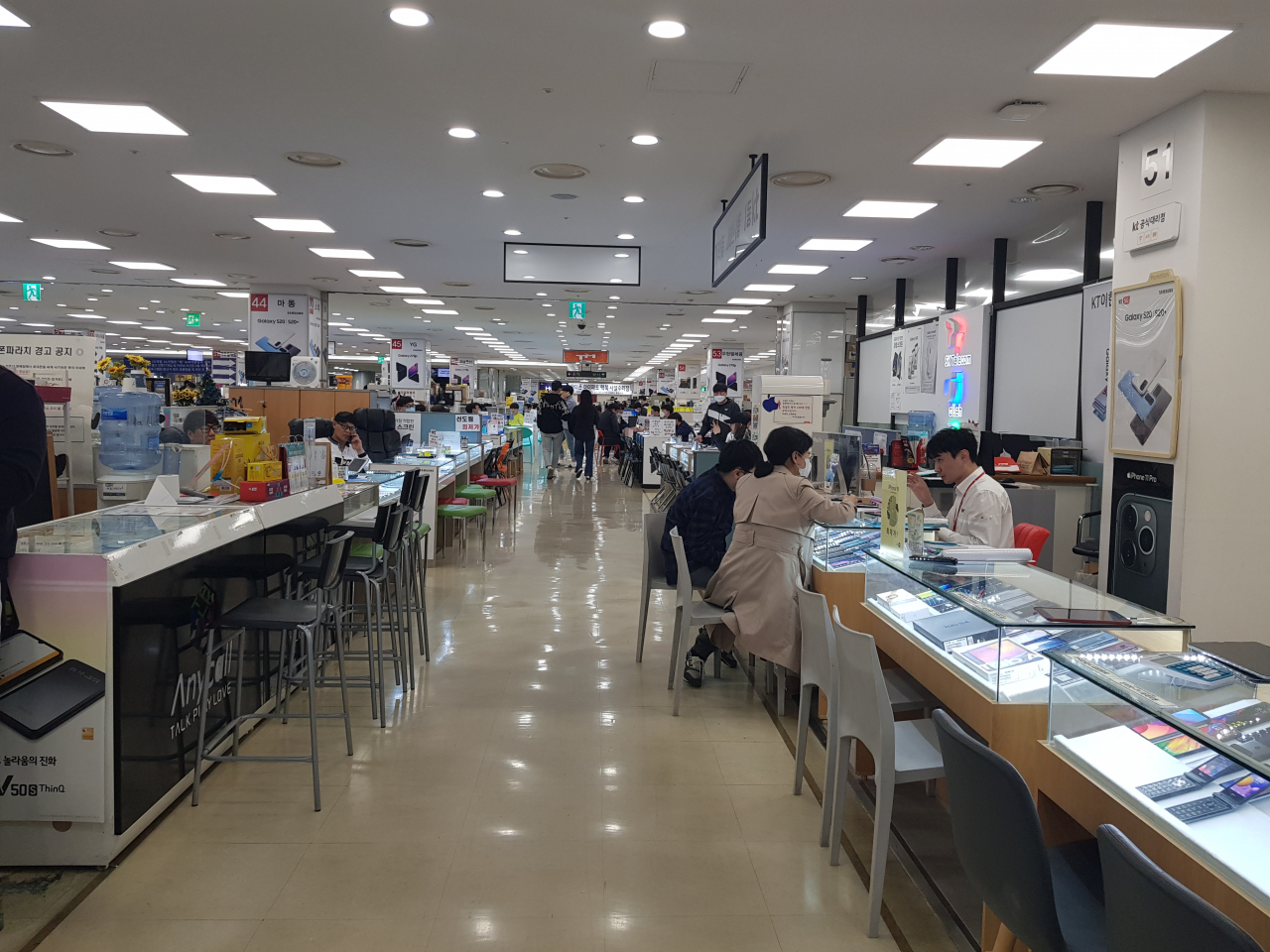 신도림 테크노마트 휴대전화 집단 상가. 사진은 기사 내용과 무관함. [사진=박지영 기자]
