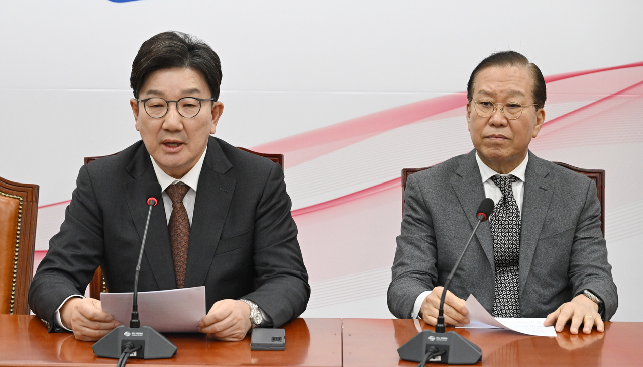 권영세 국민의힘 비상대책위원장(오른쪽)과 권성동 원내대표가 7일 오후 국회에서 윤석열 대통령 구속 취소 관련 긴급 기자회견을 진행하고 있다. 이상섭 기자