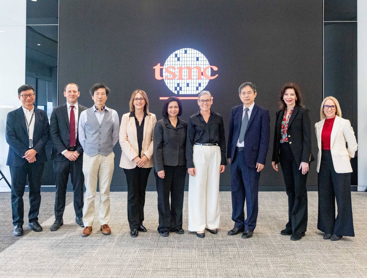 산드라 왓슨(왼쪽 네번째부터) 애리조나 상무국 CEO, 로즈 카스타나레스 TSMC 애리조나 사장, 케이티 홉스 애리조나 주지사, Y.L 왕 TSMC 애리조나 CEO. [TSMC SNS]