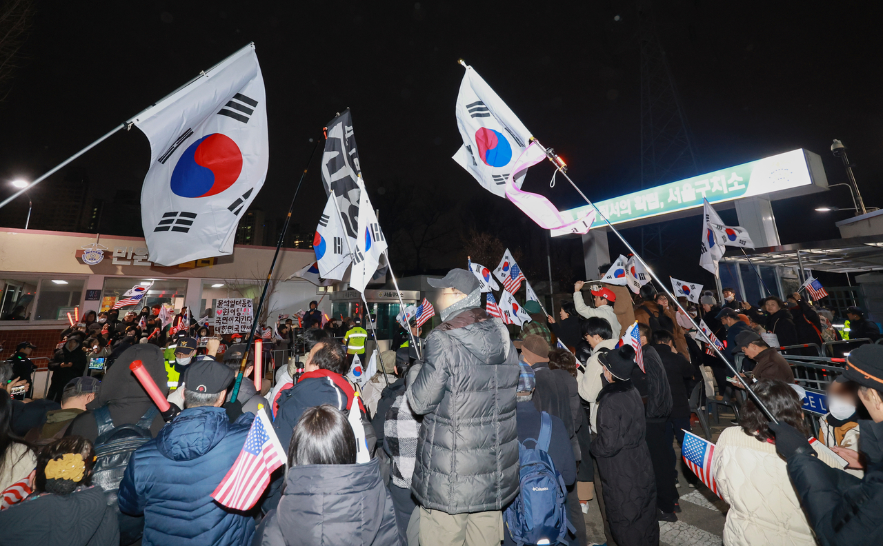 법원이 윤석열 대통령의 구속 취소 청구를 받아들인 7일 경기도 의왕시 서울구치소 앞  윤 대통령 지지자들의 모습. [연합]