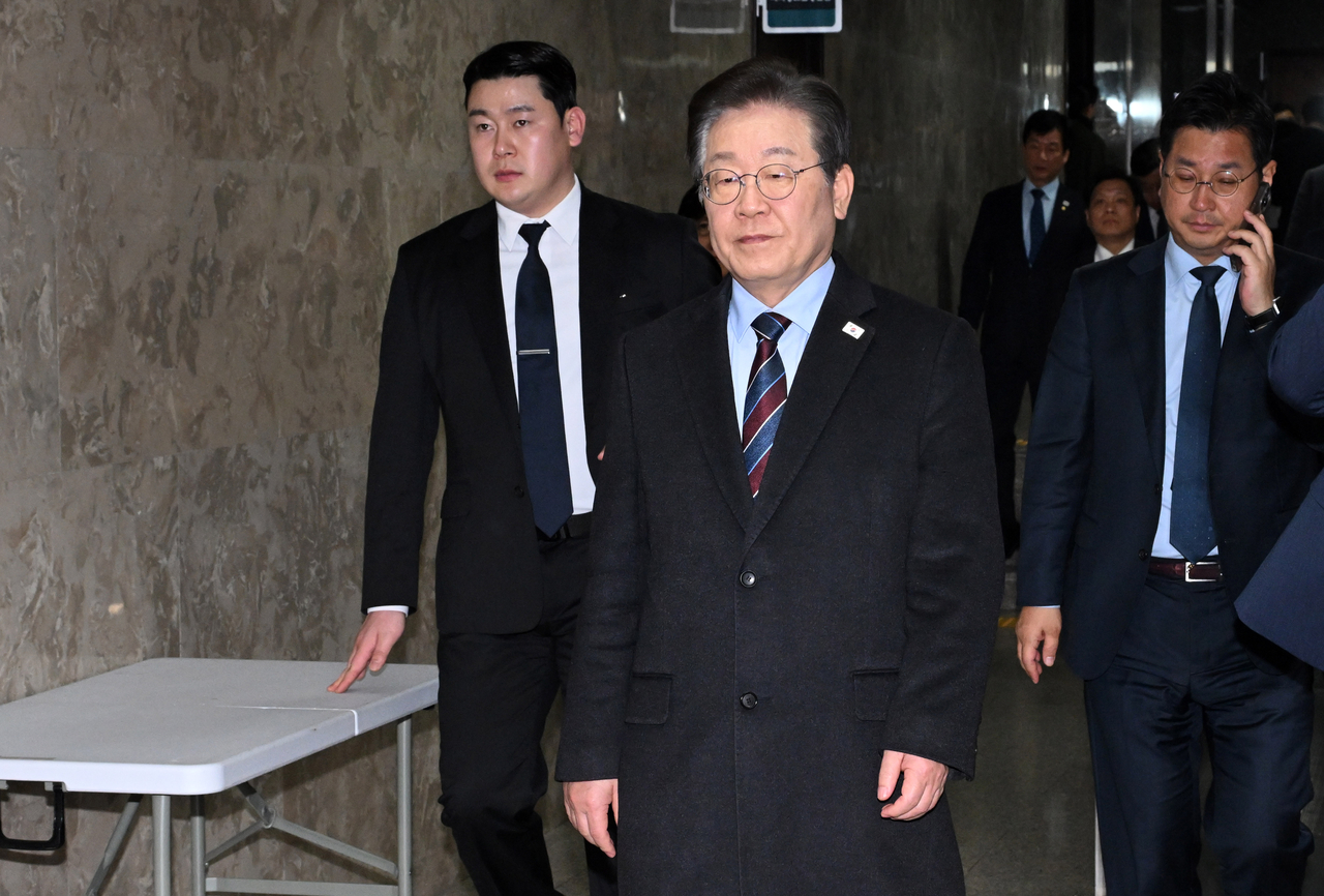 법원이 윤석열 대통령의 구속 취소 청구를 인용한 가운데 이재명(가운데) 더불어민주당 대표가 7일 오후 서울 여의도 국회에서 열린 비공개 의원총회에 참석하고 있다. 이상섭 기자