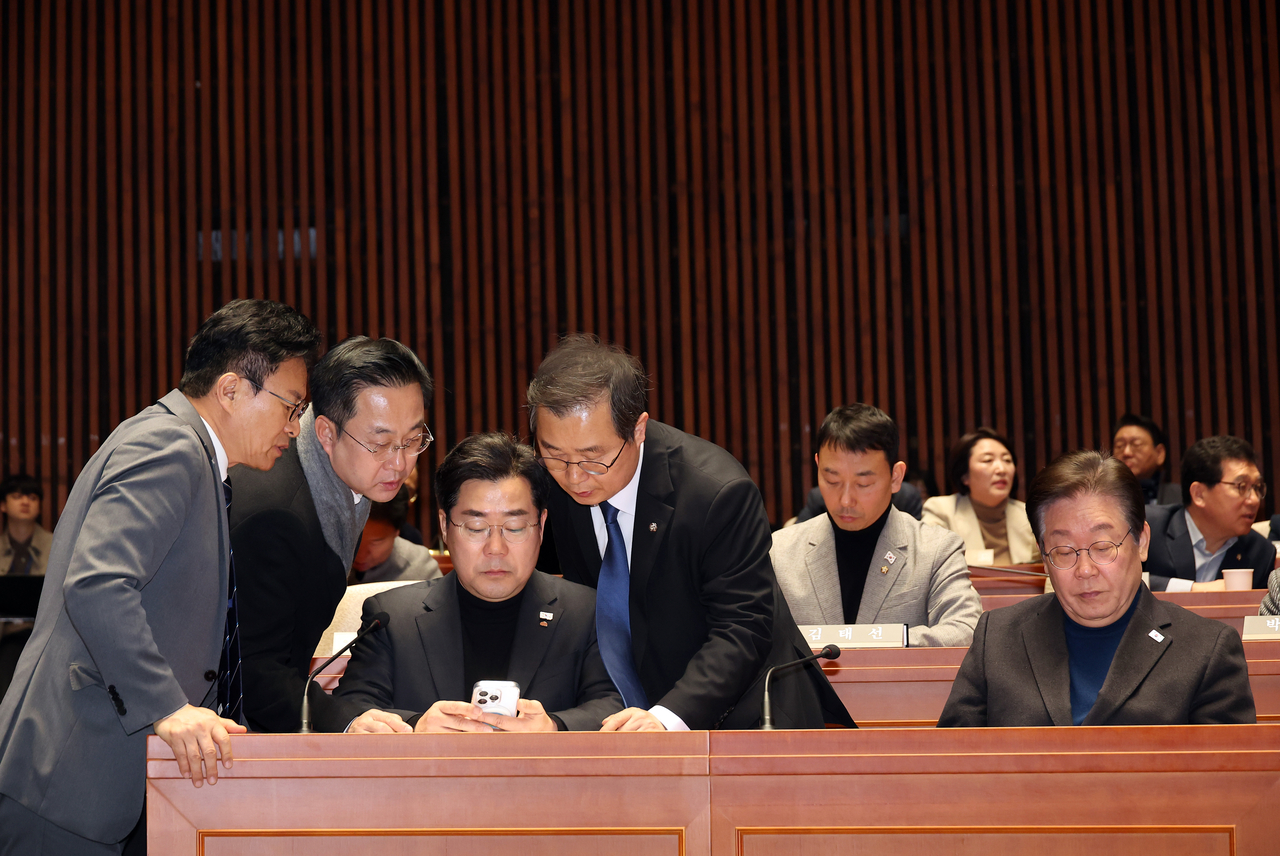 Rep. Park Chan-dae (third from left), floor leader of the Democratic Party, is talking with fellow lawmakers during an emergency meeting held at the National Assembly in Yeouido, Seoul, on Saturday. To his right is Rep. Lee Jae-myung, the party leader. (Yonhap)