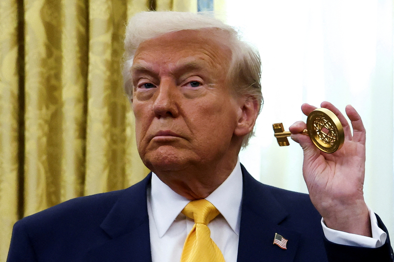 US President Donald Trump holds the key to the FIFA Club World Cup trophy in the Oval Office of the White House in Washington DC, US on Mar. 7. (Reuters-Yonhap)