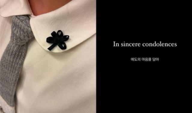 지난해 12월 30일 뉴진스 멤버들이 자신들의 소셜미디어 계정에 올린 제주항공 참사 추모 리본 착용 사진. [인스타그램 캡처]