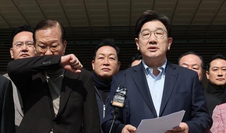 권성동 국민의힘 원내대표가 8일 서울 대검찰청 앞에서 열린 비상의원총회에서 발언하고 있다. [연합]