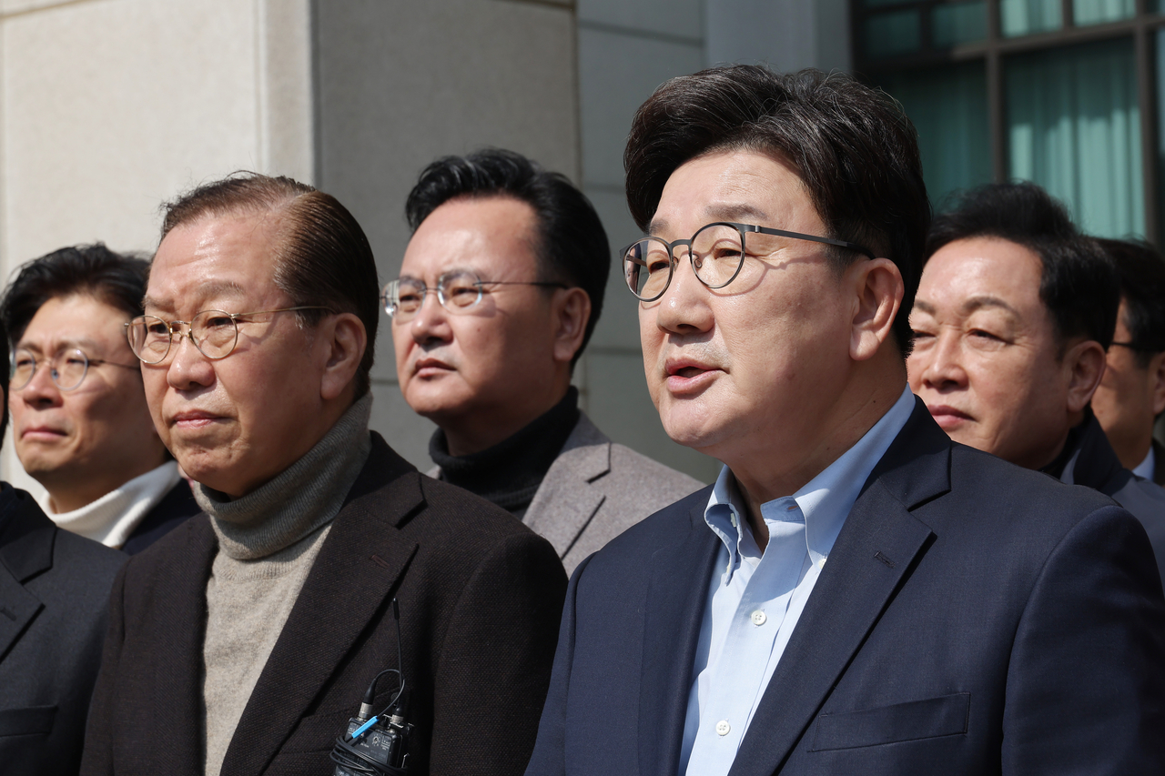 권성동(오른쪽) 국민의힘 원내대표와 권영세 비상대책위원장이 8일 서울 대검찰청 앞에서 열린 비상의원총회에서 발언하고 있다. [연합]