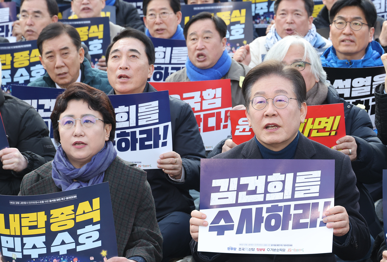 8일 서울 안국동 사거리에서 열린 ‘야5당 공동 내란종식·민주헌정수호를 위한 윤석열 파면 촉구 범국민대회’에서 더불어민주당 이재명 대표 등 참가자들이 손팻말을 들고 구호를 외치고 있다. [연합]