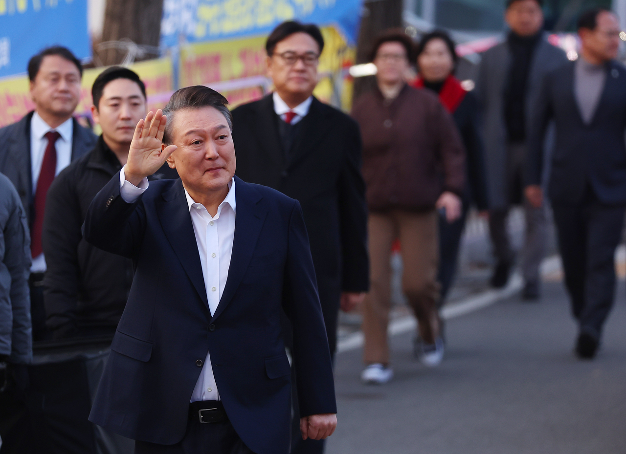 석방된 윤석열 대통령이 8일 경기도 의왕시 서울구치소를 나서며 차에서 내려 지지자들에게 인사하고 있다. <연합>