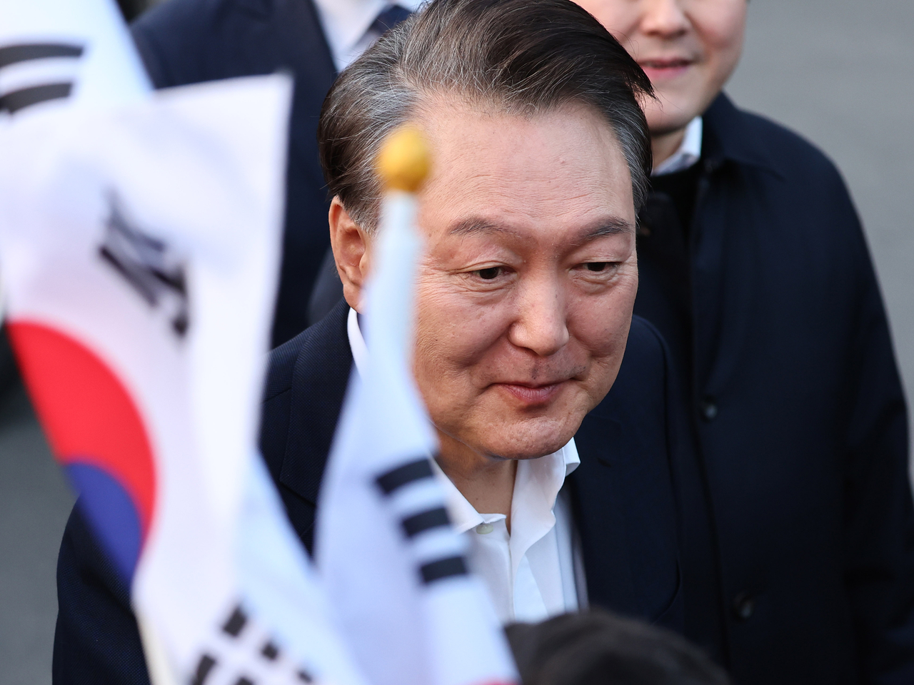 서울구치소에서 석방된 윤석열 대통령이 8일 서울 한남동 관저 앞에 도착, 차량에서 내려 지지자들과 인사를 나누고 있다. [연합]