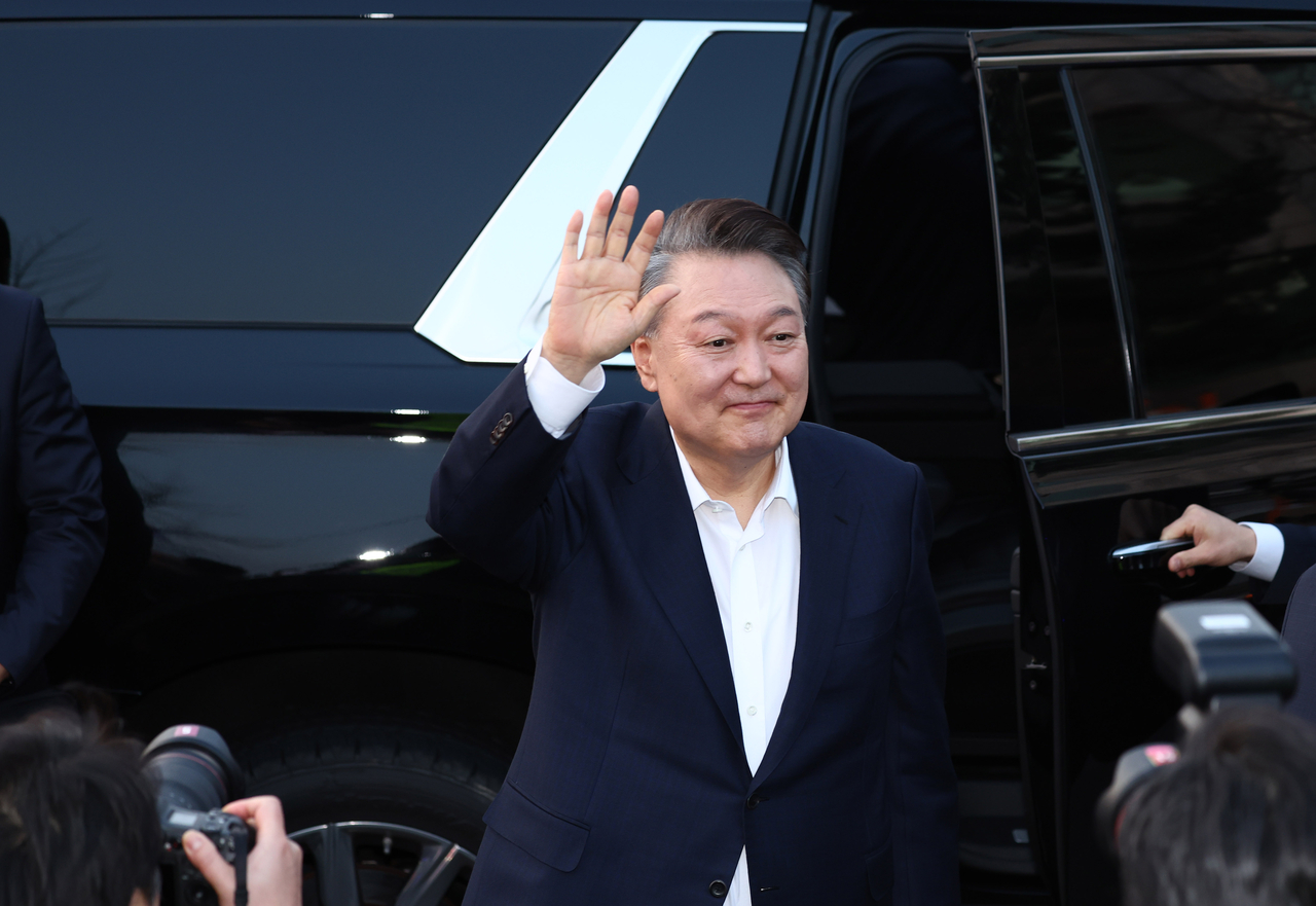 서울구치소에서 석방된 윤석열 대통령이 8일 서울 한남동 관저 앞에 도착, 차량에서 내려 대기하던 지지자들에게 인사하고 있다. <연합뉴스>