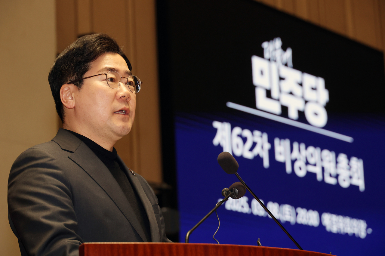 더불어민주당 박찬대 원내대표가 8일 서울 여의도 국회에서 속개된 비상 의원총회에서 발언하고 있다. [연합]