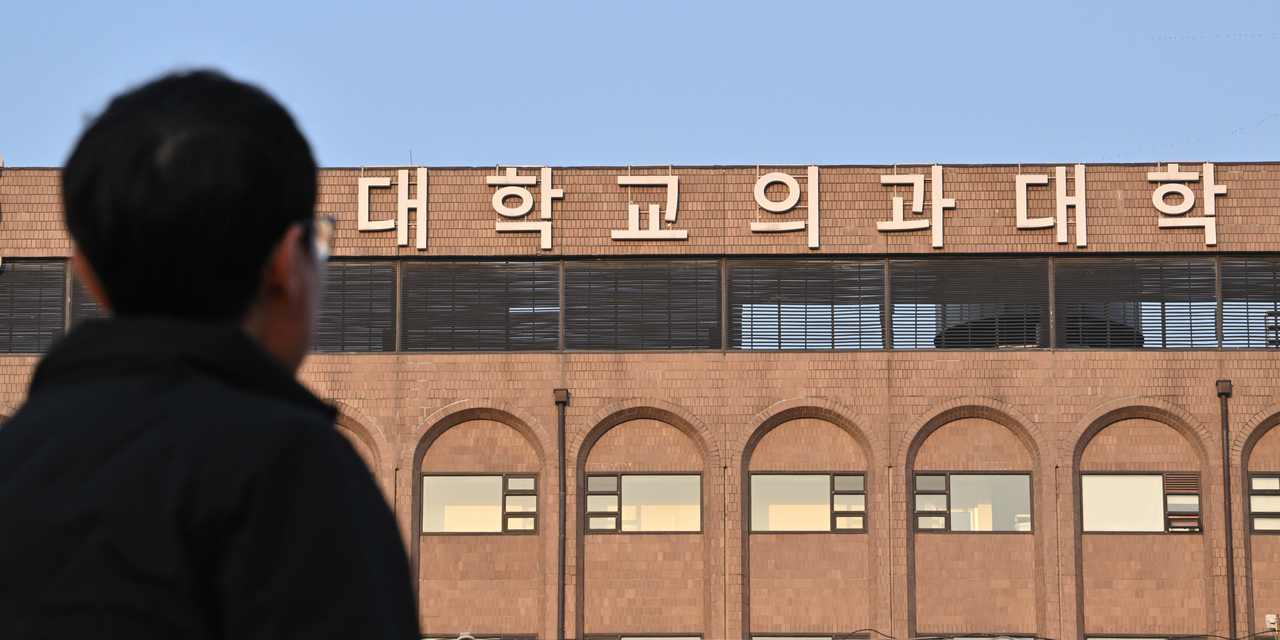 정부가 7일 오후 의대교육 정상화 방안을 발표한다. 지난해 의대 정원 2천 명 증원을 발표한 이후 줄곧 강경한 입장이었으나, 이번 발표를 통해 2026학년도 정원에 대해 증원 전인 3058명으로 동결하는 것으로 알려졌다. 사진은 이날 오전 서울 종로구 서울대학교 의과대학 모습. 임세준 기자