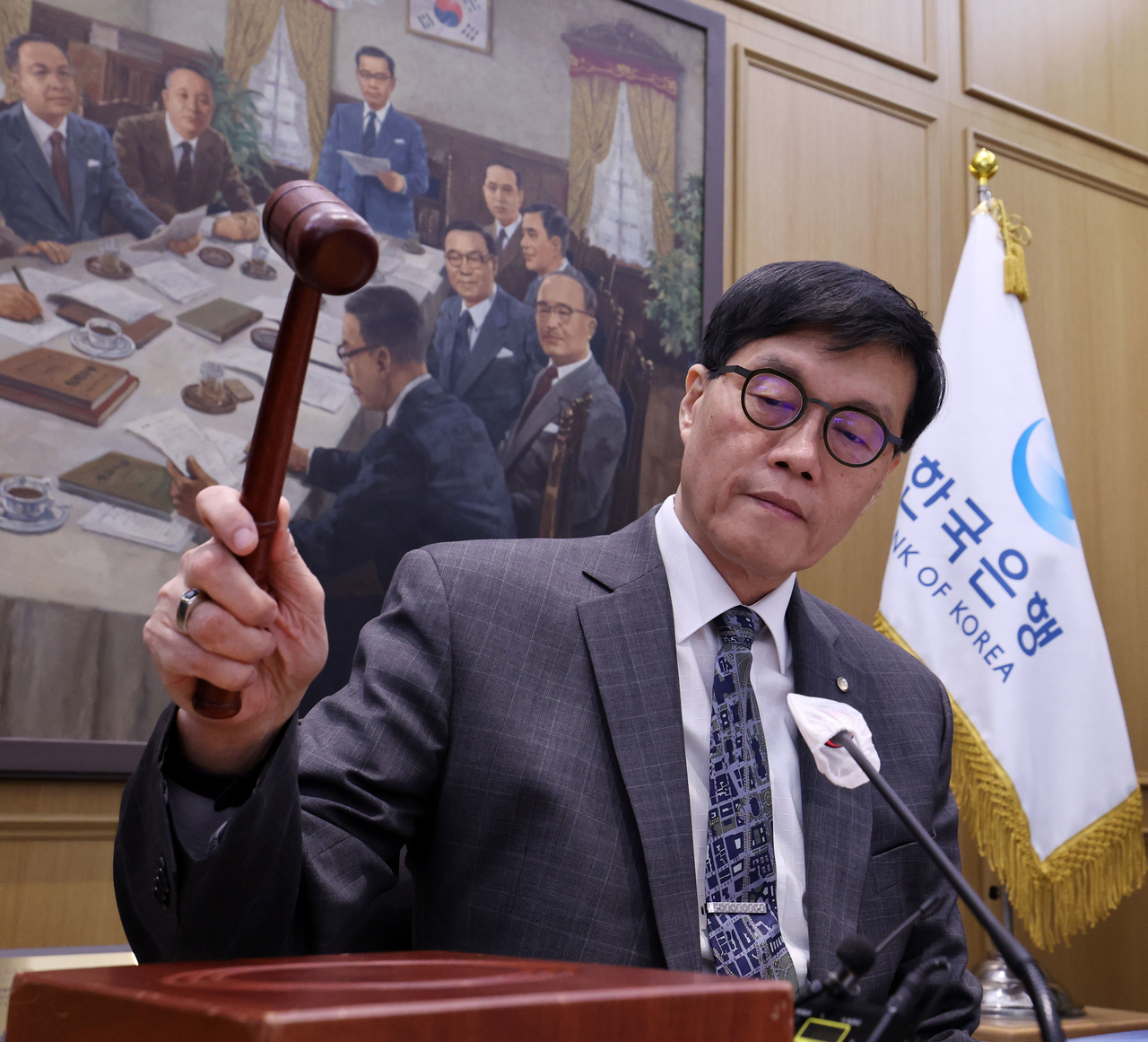 한국은행 금융통화위원회가 25일 통화정책방향 회의에서 시장의 예상대로 기준금리를 연 3.00%에서 연 2.75%로 0.25%포인트 낮췄다. 올해 성장률 전망치는 1.9%에서 1.5%로 한번에 0.4%포인트나 하향 조정했다. 대내외 악재 속에서 성장 하방 압력이 커지고 있다고 보고 내수를 살리는 게 시급하다고 판단한 것으로 풀이된다. 이창용 한은 총재가 이날 서울 중구 한국은행에서 열린 금통위 본회의에서 의사봉을 두드리고 있다. [사진공동취재단]