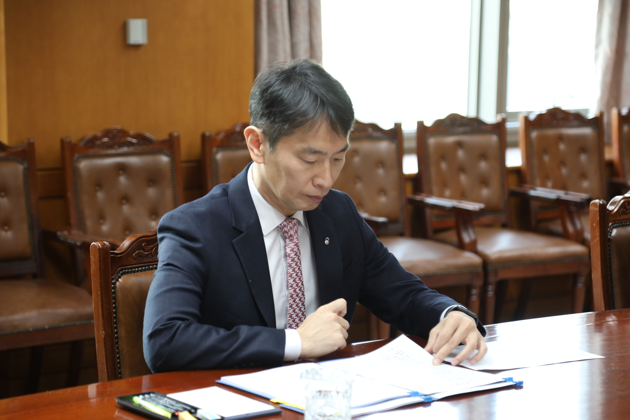 이복현 금융감독원장이 25일 그간의 기준금리 인하 효과가 우리 경제 곳곳에 충분히 전달되지 않았다고 지적하며 기준금리 인하에 따른 대출금리 파급 효과를 분석하겠다고 밝혔다. 이 원장이 이날 한국은행의 기준금리 인하 직후 금융상황 점검회의를 열고 있는 모습 [금감원 제공]