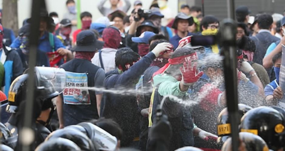 과거 열린 집회에서 경찰이 시위대에 캡사이신을 분사하는 모습. [연합]
