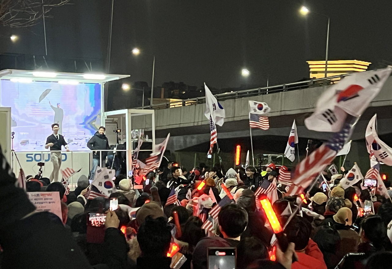 법원이 윤석열 대통령의 구속 취소 청구를 받아들인 지난 7일 서울 용산구 한남동 관저 앞에 모인 윤 대통령 지지자들이 집회를 열고 있다. [연합]