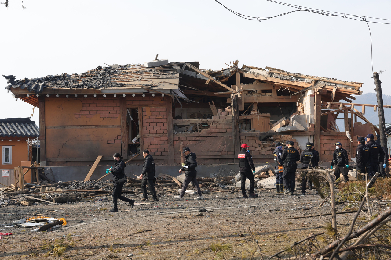 Investigators examine the site of an accidental fighter jet bombing over a village in Pocheon, some 40 kilometers north of Seoul, on Friday, one day after the Air Force's two KF-16 fighter jets mistakenly released eight MK-82 air-to-surface bombs outside a training range. (Yonhap)