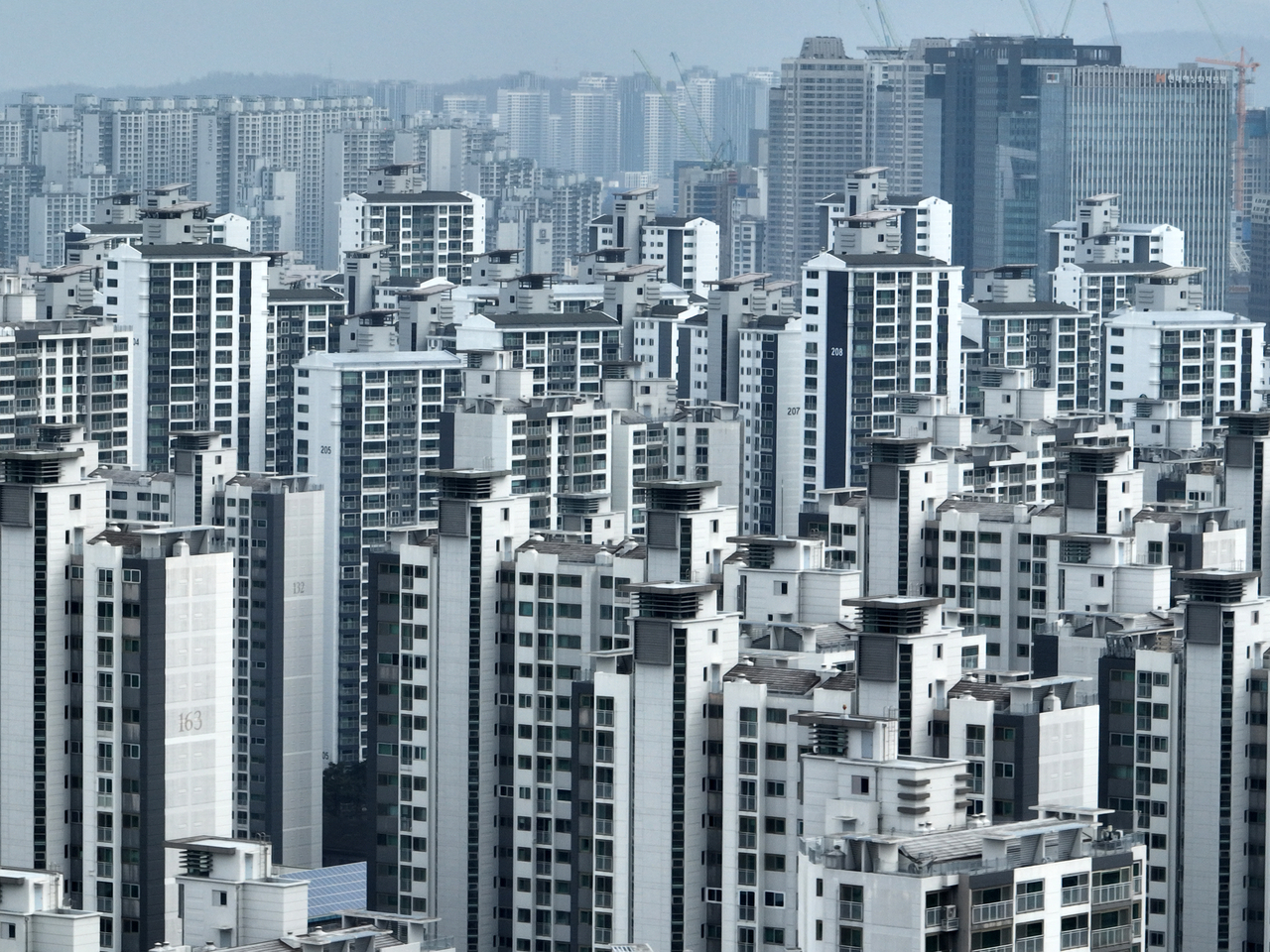 This March 2, photo shows an apartment complex in southern Seoul. (Yonhap)