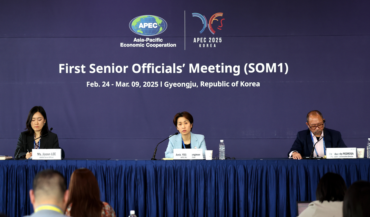 A press conference on the outcome of the first Senior Officials' Meeting of the Asia-Pacific Economic Cooperation is held at the Hwabaek International Convention Center in Gyeongju, North Gyeongsang Province, on Sunday. South Korea's Ambassador Yoon Seong-mee, chair of the 2025 APEC Senior Officials' Meeting (center); Lee Ji-yoon, an APEC senior official as well as the deputy director general of international economic affairs at South Korea’s Foreign Ministry (left); and Eduardo Pedrosa, executive director of the APEC Secretariat, attend the press briefing. Newsis