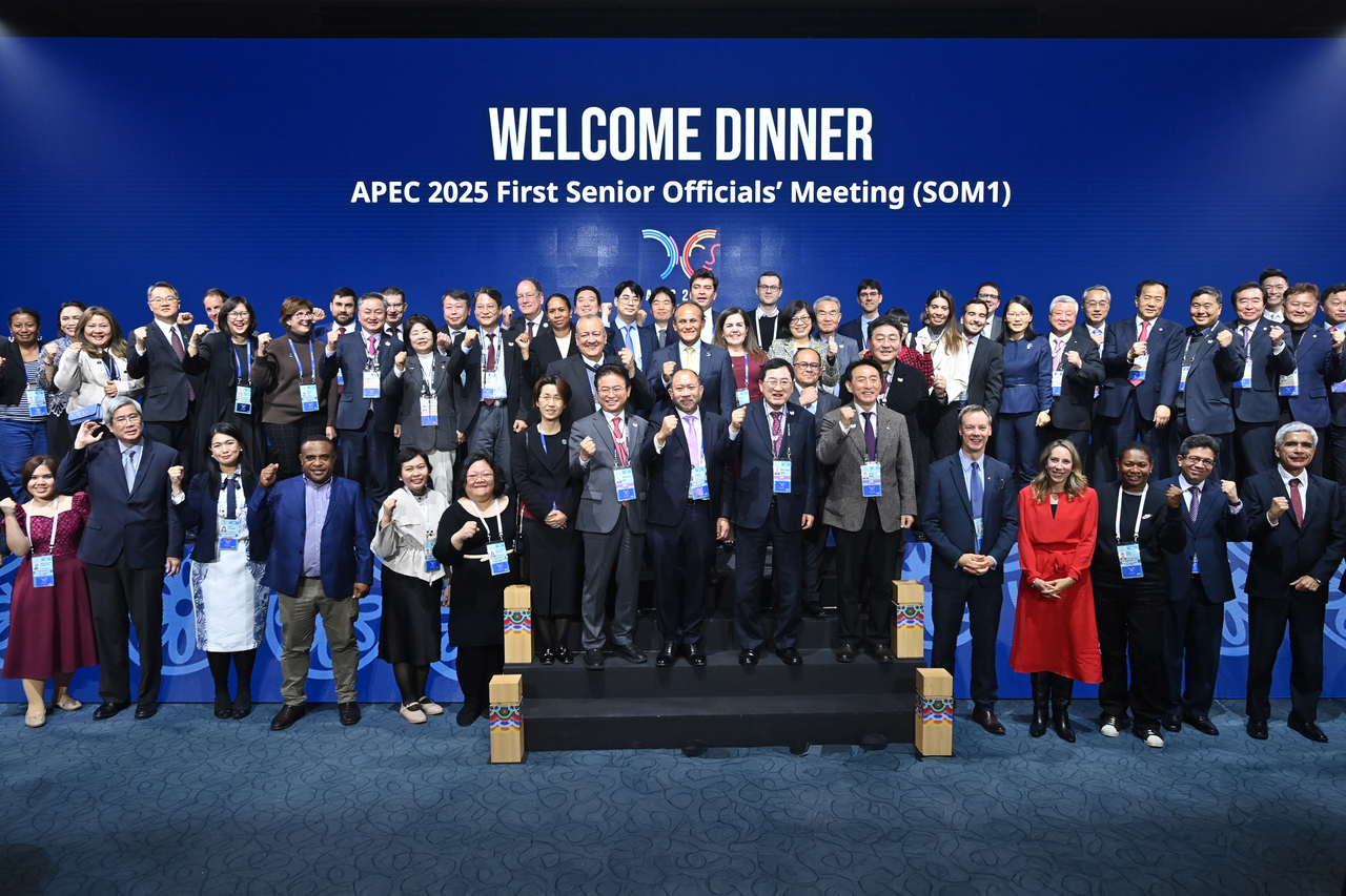 지난 7일 라한셀렉트(경주)에서 아시아태평양경제협력체(APEC) 2025 제1차 고위관리회의(SOM1) 환영 만찬 후 참가자들이 기념사진을 찍고 있다.[경북도 제공]