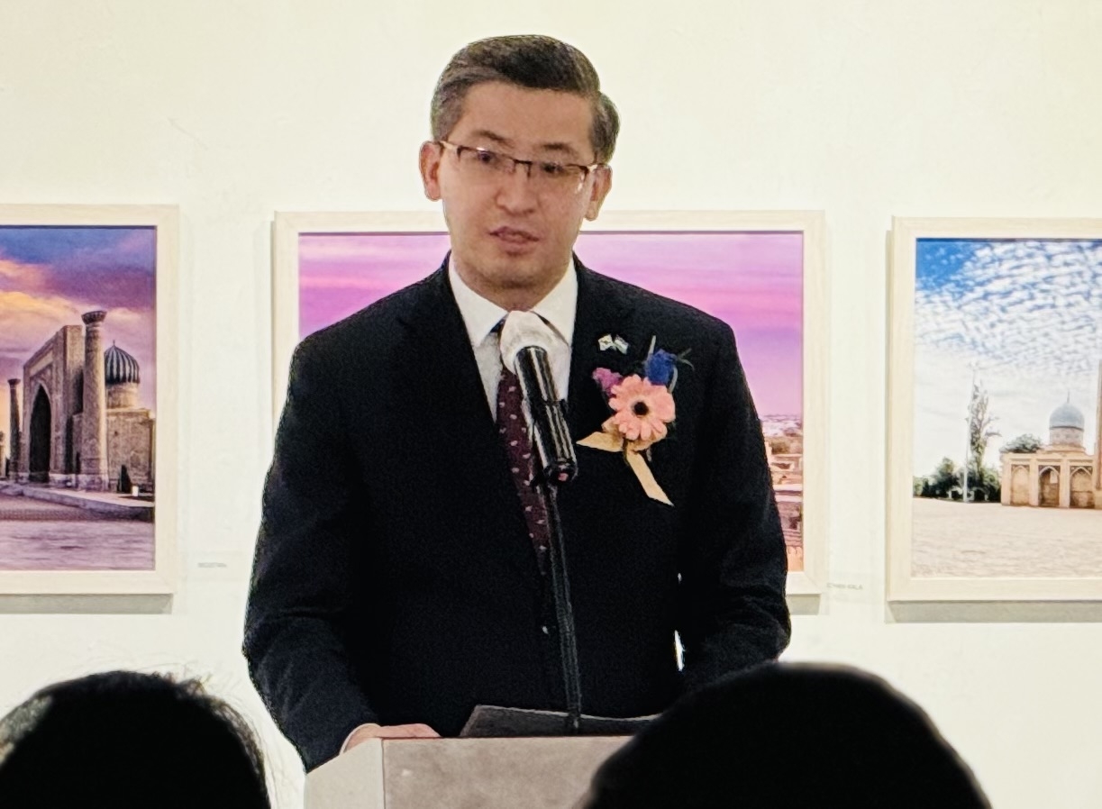 Uzbek Ambassador to Korea Alisher Abdusalomov speaks at the opening ceremony of a photo exhibition to celebrate the Year of Cultural Exchange between Uzbekistan and South Korea. (Sanjay Kumar/The Korea Herald)