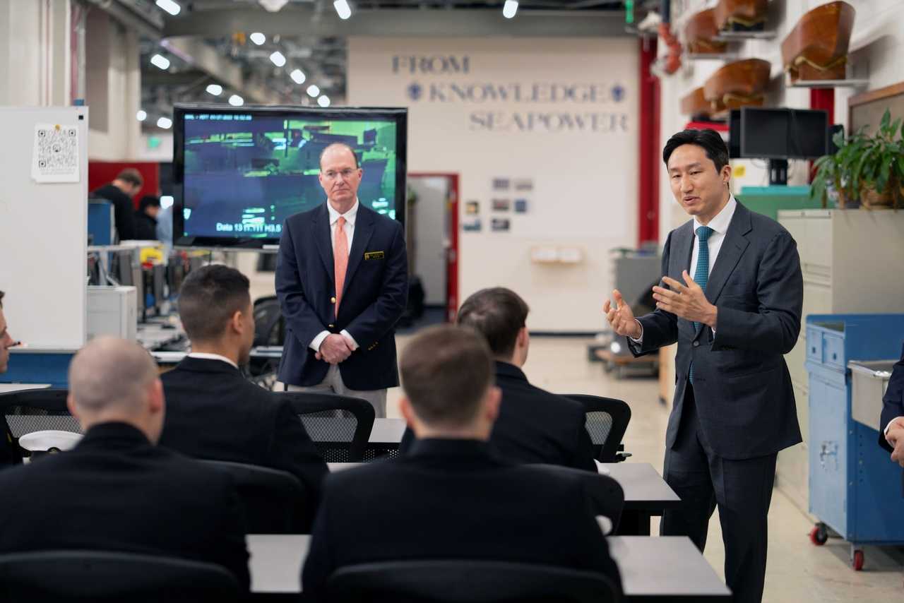 HD Hyundai Executive Vice Chairman Chung Ki-sun (right) speaks with students at the US Naval Academy in Maryland on Friday. (HD Hyundai)