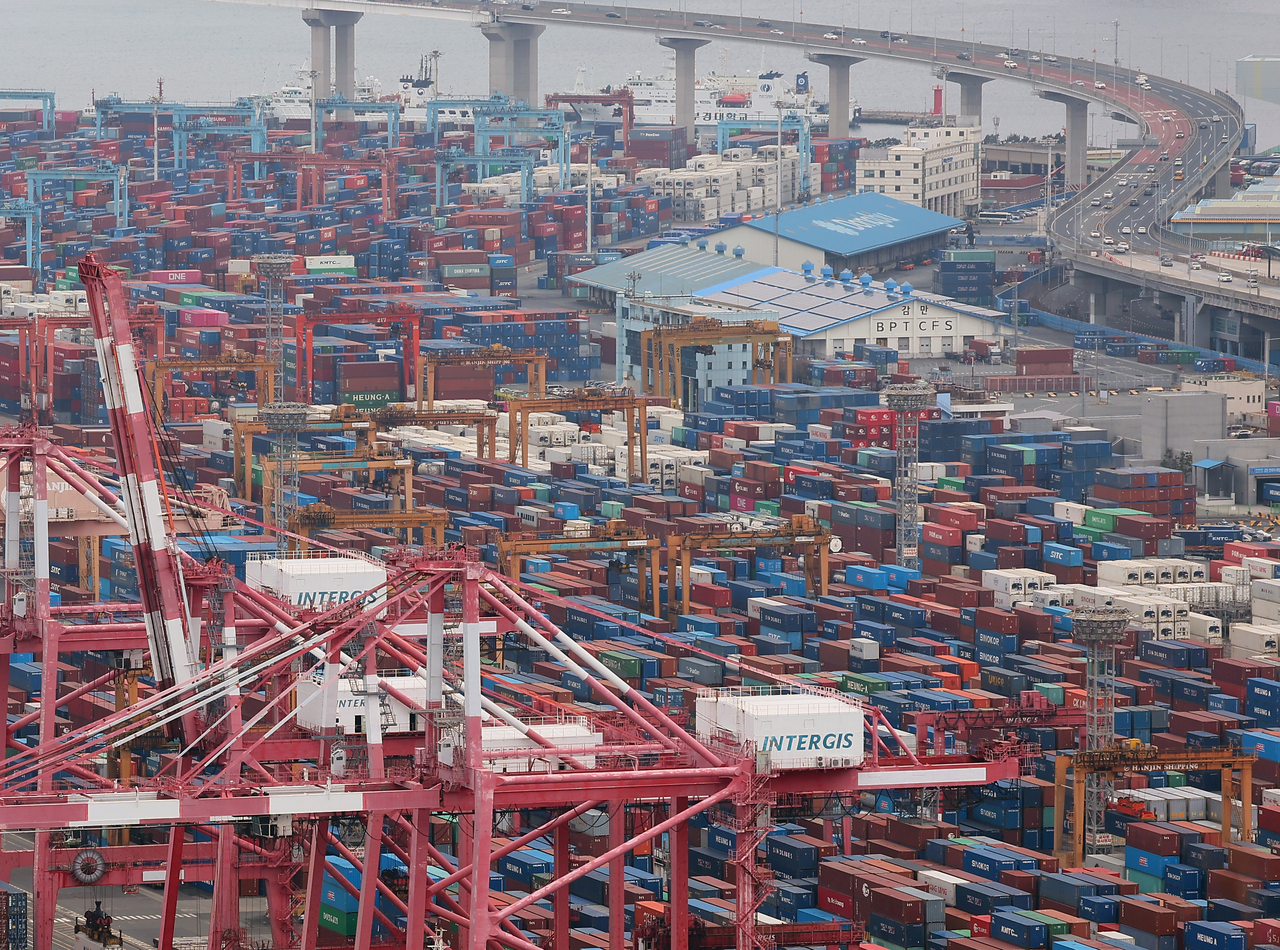 This file photo taken March 2, shows a port in Busan, about 325 kilometers southeast of Seoul. (Yonhap)