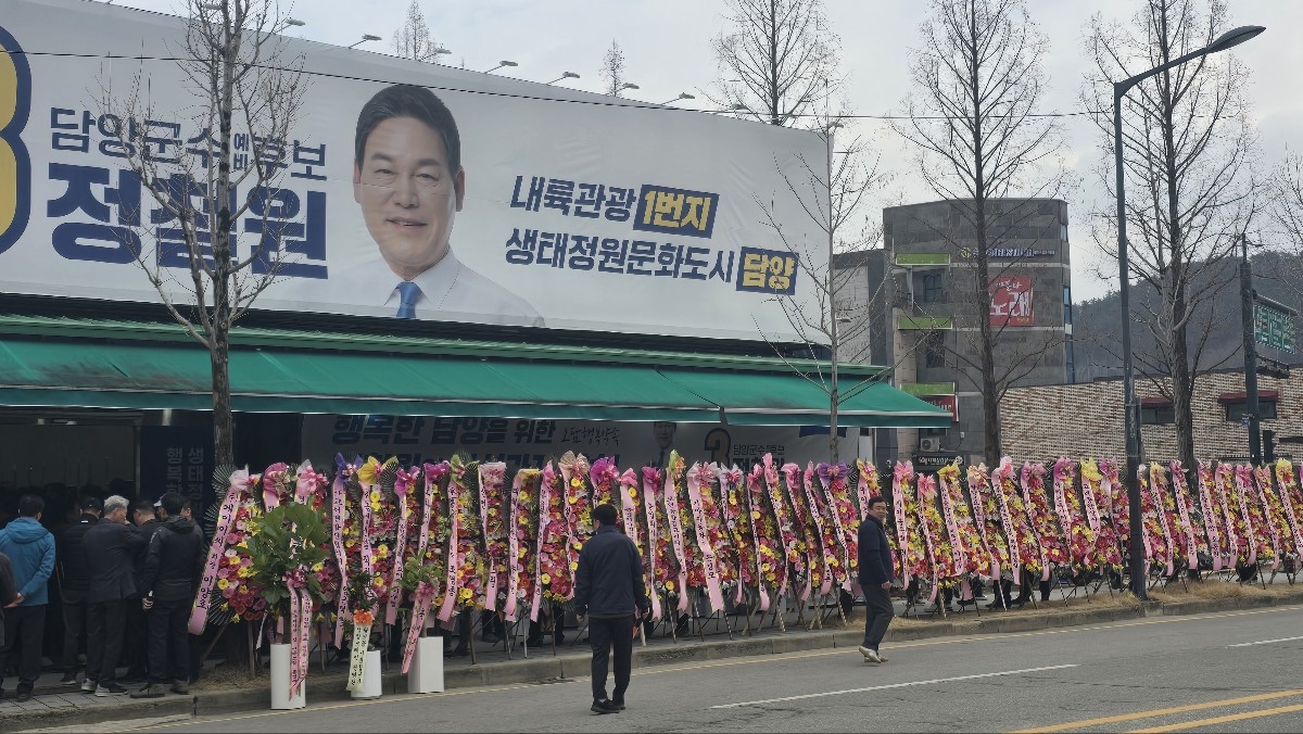 담양은 전통적으로 민주당 지지세가 강한 곳이다. “민주당 공천=당선”이라는 공식이 나올정도로 역대 선거에서 민주당 후보가 대부분을 차지했다. 이날 조국혁신당 후보로 나선 정철원 담양군의회 의장의 선거사무소 개소식이 열렸다.