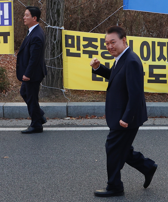 석방된 윤석열 대통령이 전날인 8일 경기도 의왕시 서울구치소 앞에서 경호차량에서 내려 지지자들에게 인사하고 있다. [연합]