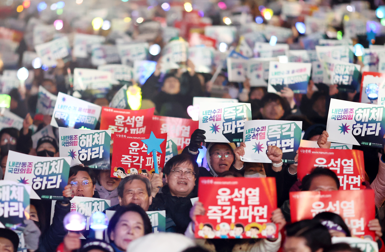 9일 서울 경복궁역 인근에서 열린 ‘윤석열 즉각퇴진·사회대개혁 비상행동, 대통령 탄핵 촉구 집회’에서 참가자들이 구호를 외치고 있다. [연합]