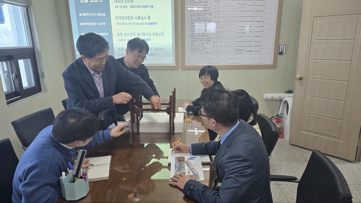 이 기술은 체결형 열연강판 패널과 접이식 버텀보로 구성된 조립식 트렌치형 굴착공법이다. 임직원들이 성능 및 품질개선을 위한 회의를 진행중이다.