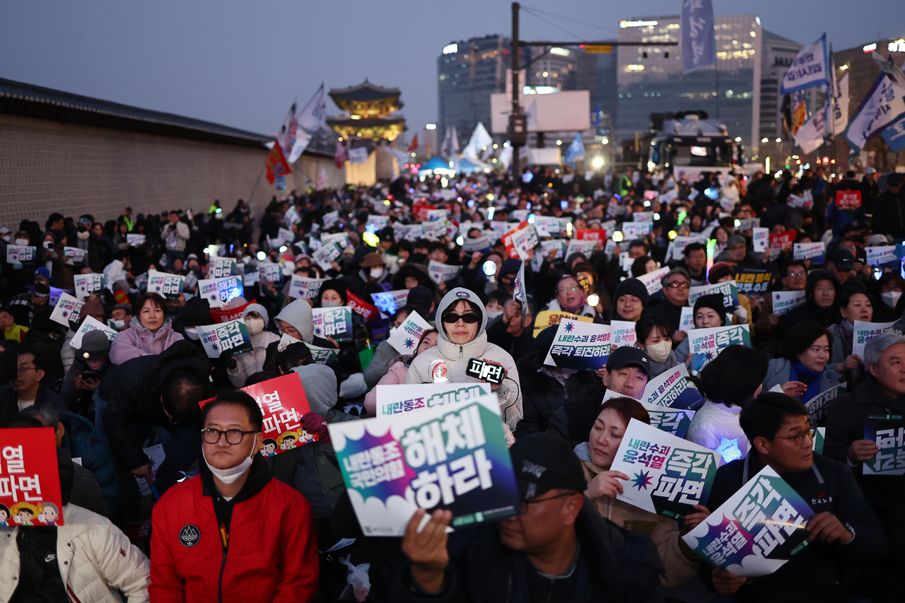 9일 서울 경복궁역 인근에서 열린 ‘윤석열 즉각퇴진·사회대개혁 비상행동, 대통령 탄핵 촉구 집회’에서 참가자들이 관련 피켓을 들어보이고 있다. [연합]