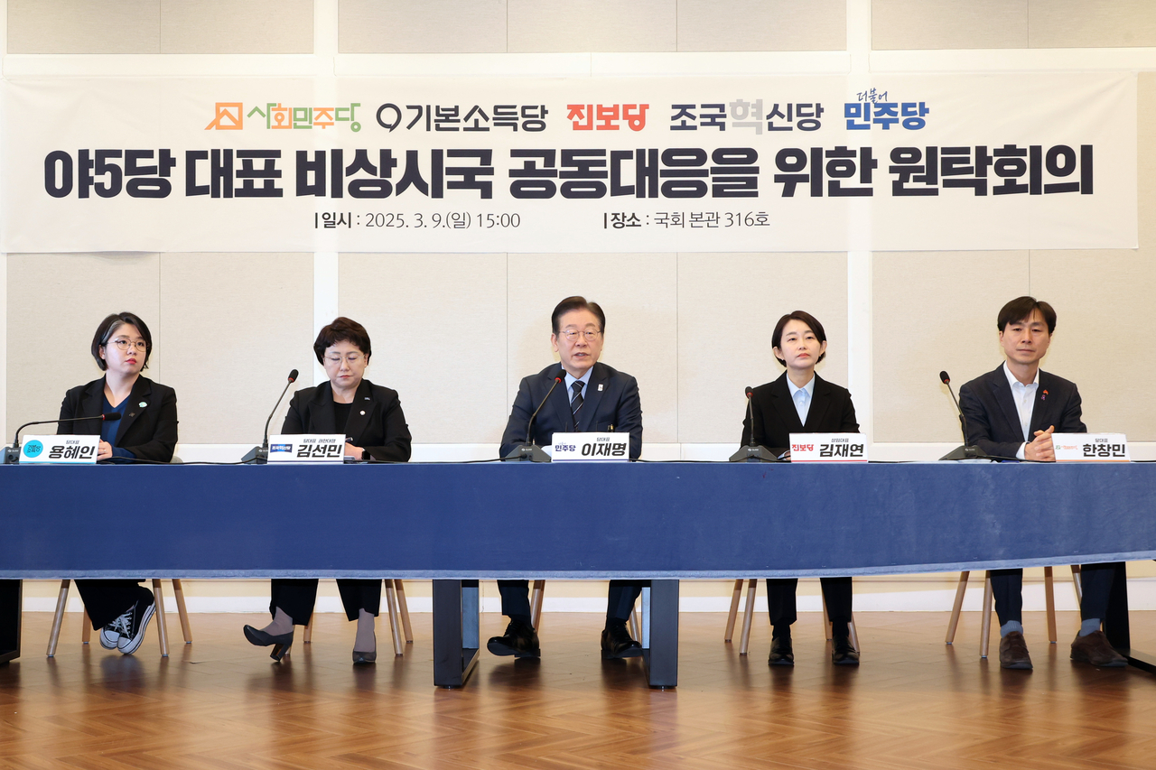 이재명 더불어민주당 대표가 9일 서울 여의도 국회에서 열린 비상시국 공동대응을 위한 야 5당 원탁회의에서 발언하고 있다. 왼쪽부터 용혜인 기본소득당 대표, 김선민 조국혁신당 대표 권한대행, 이재명 더불어민주당 대표, 김재연 진보당 상임대표, 한창민 사회민주당 대표. [연합]